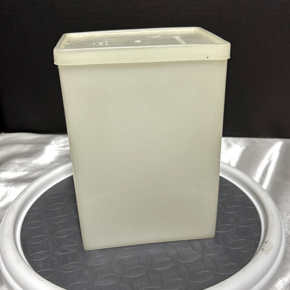 Tupperware 484-4 With Lid 486-1  8 x 4 x 5.5